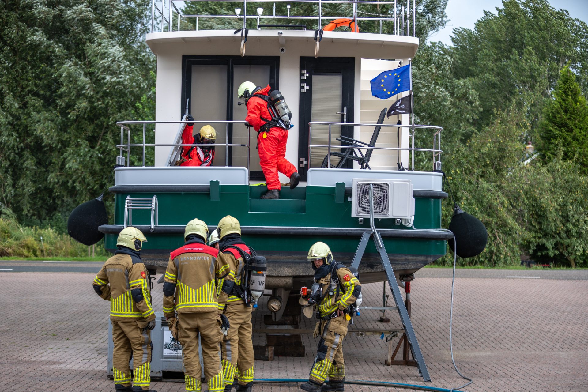 Accupack in brand in woonboot bij jachtwerf Langelille