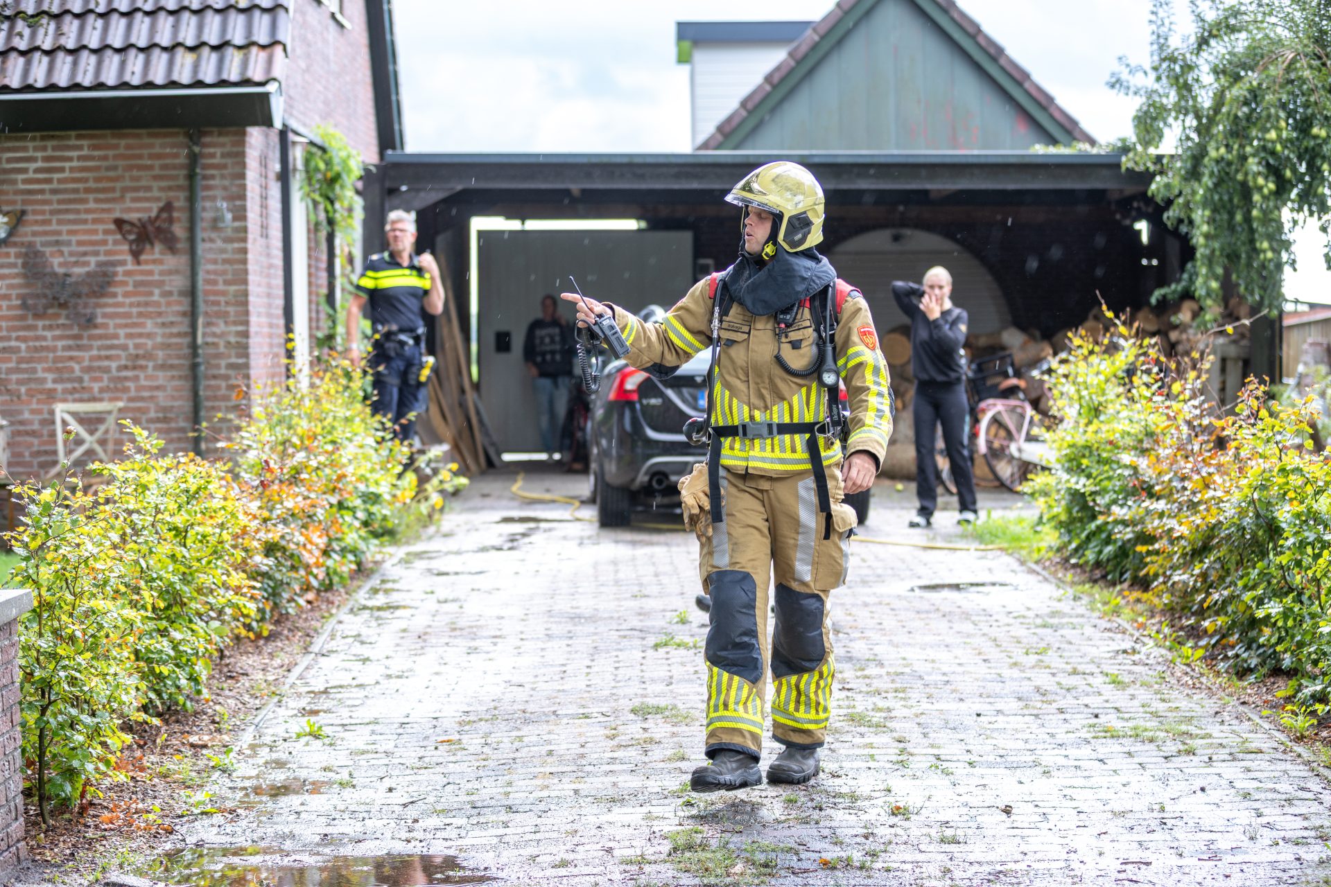 Bliksem slaat in dak van woning in Oldetrijne