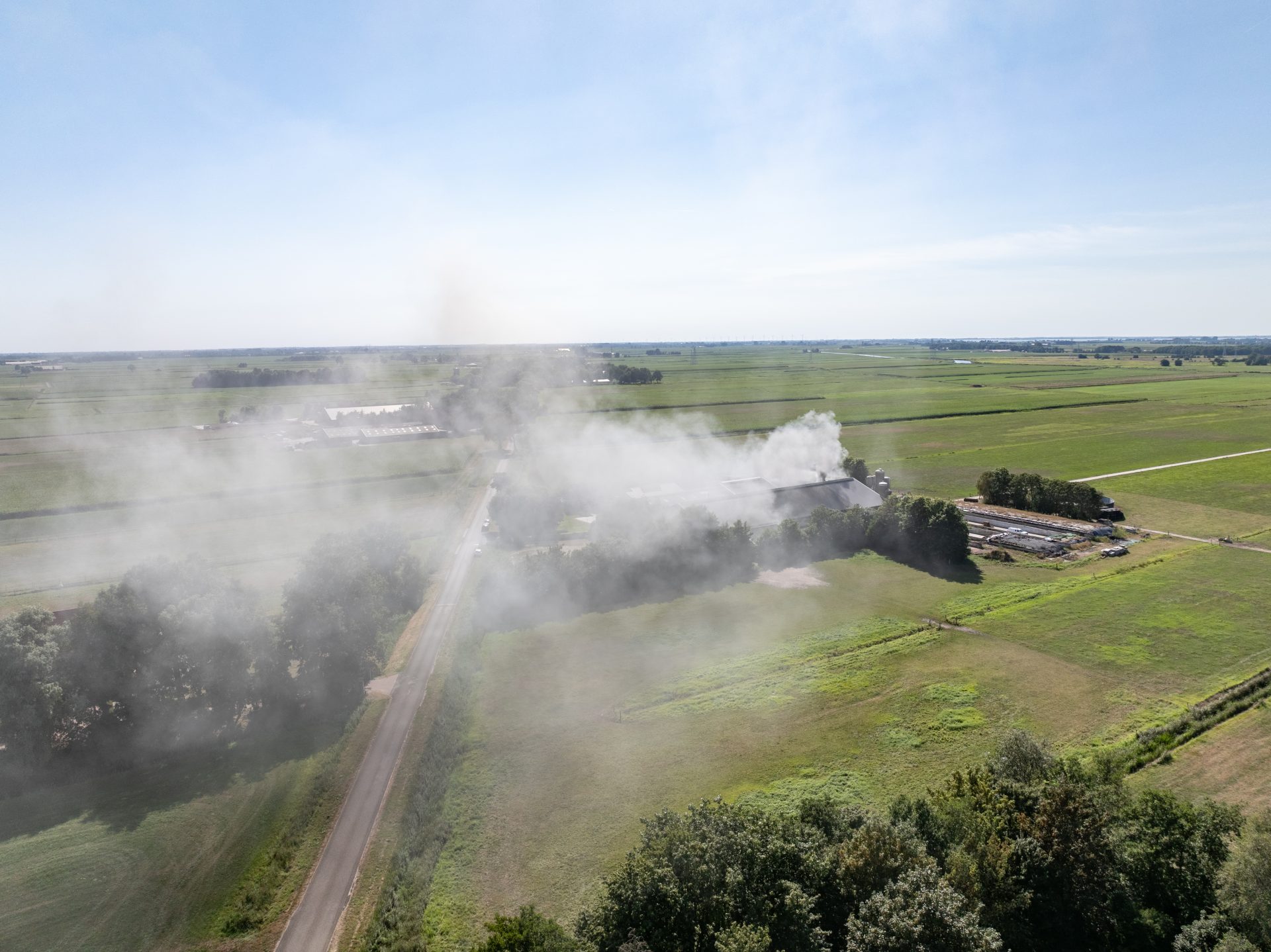 Felle brand in voermengwagen op boerenerf Nijeholtwolde