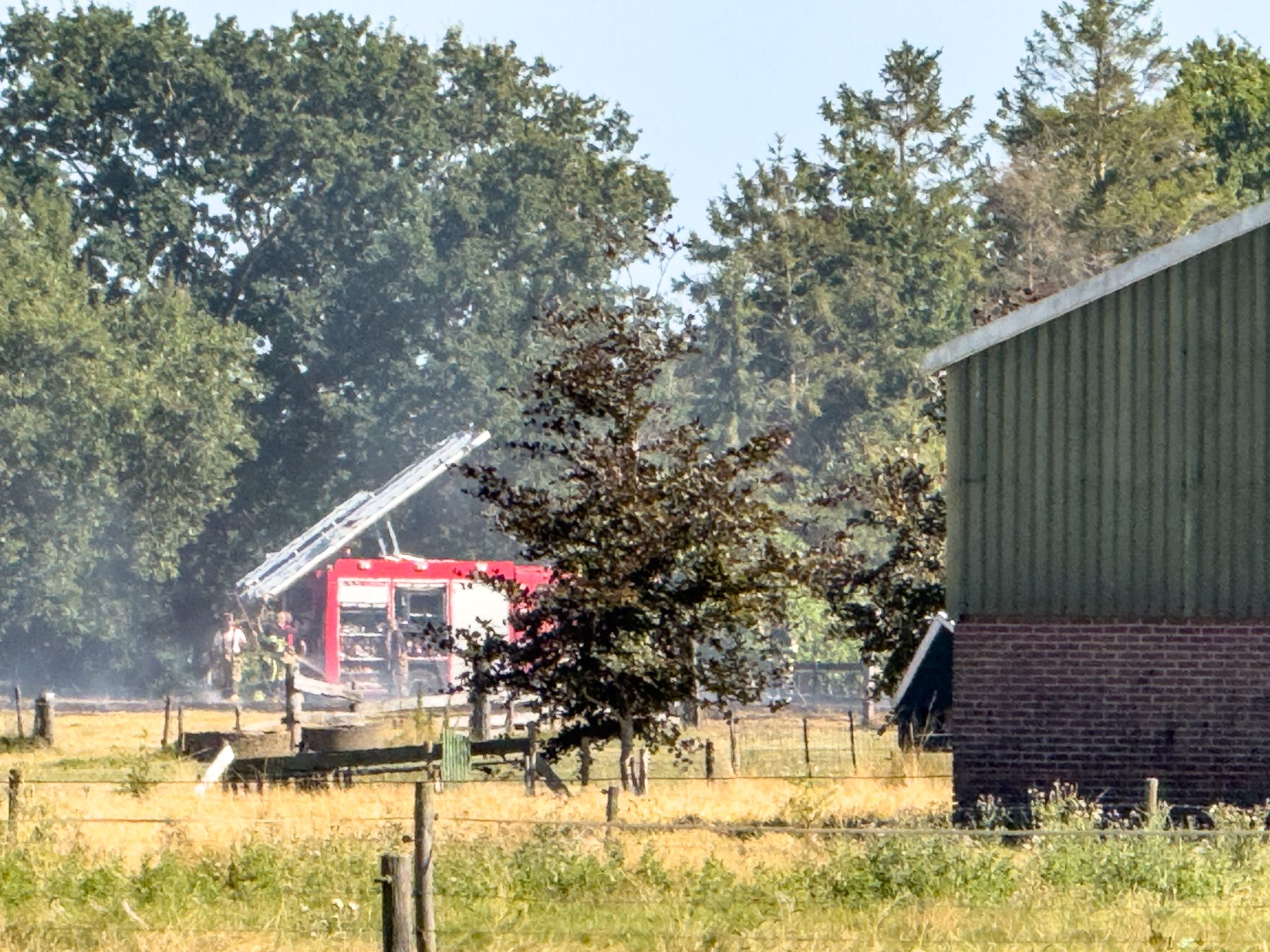 Akker in brand bij Zandhuizen