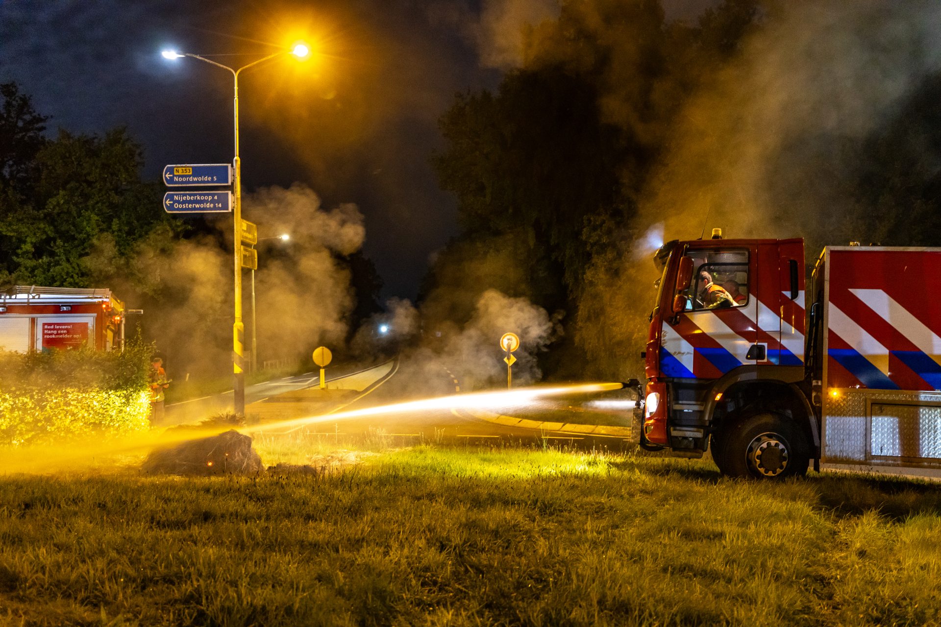 Stro in brand op rotonde N351 Oldeberkoop