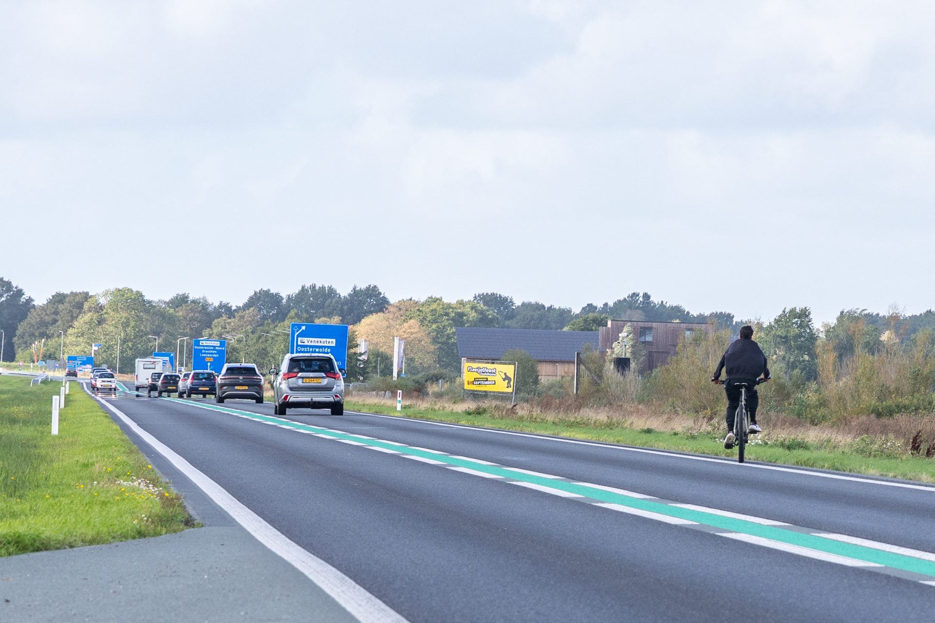 Mannen fietsen over N381 tussen Appelscha en Oosterwolde
