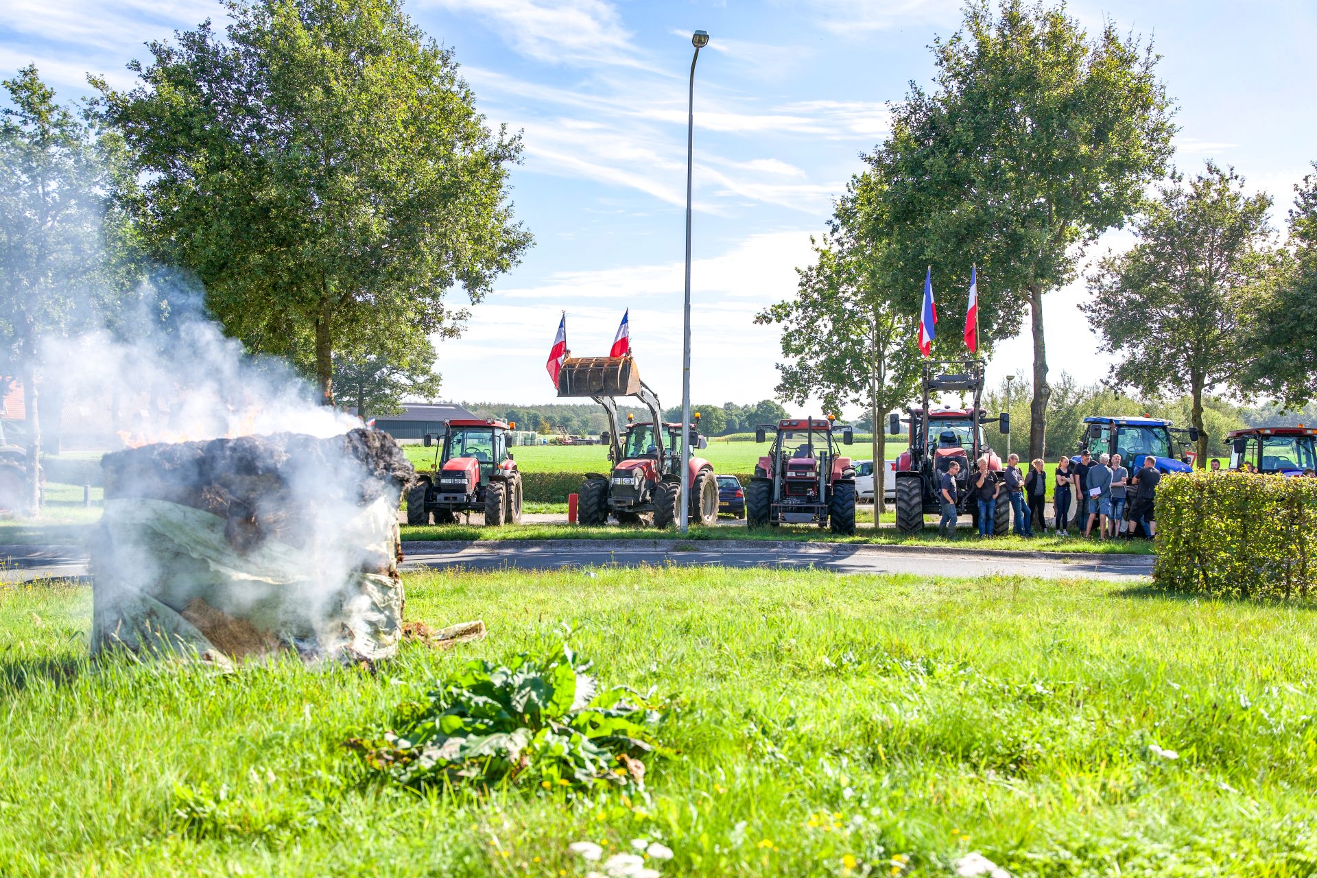 Boeren protesteren bij rotonde N351/N353 Oldeberkoop