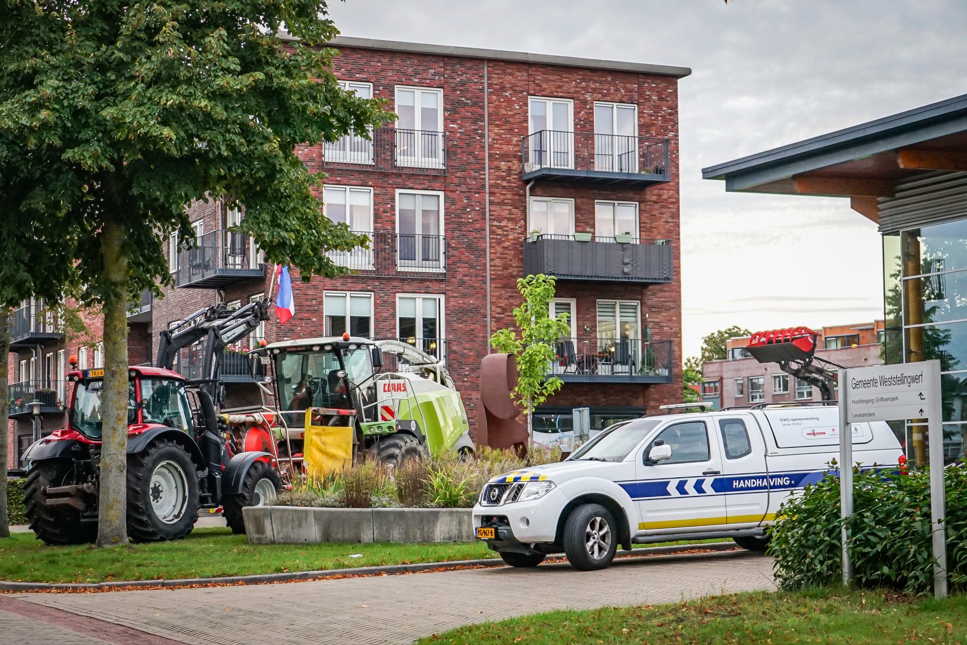 Landbouwvoertuigen bij gemeentehuis in Wolvega tijdens raadsvergadering