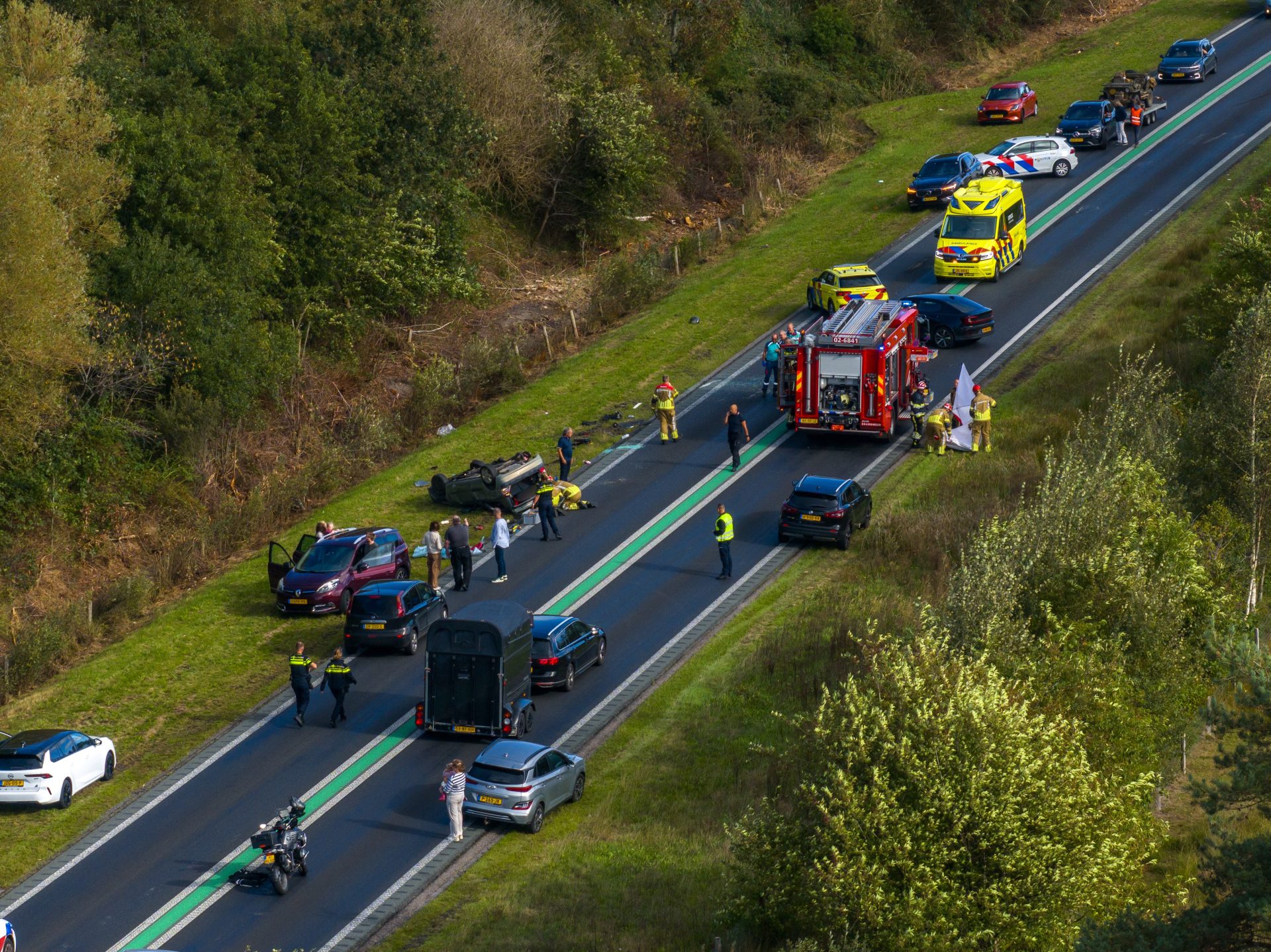 Auto belandt op de kop langs N381 Appelscha