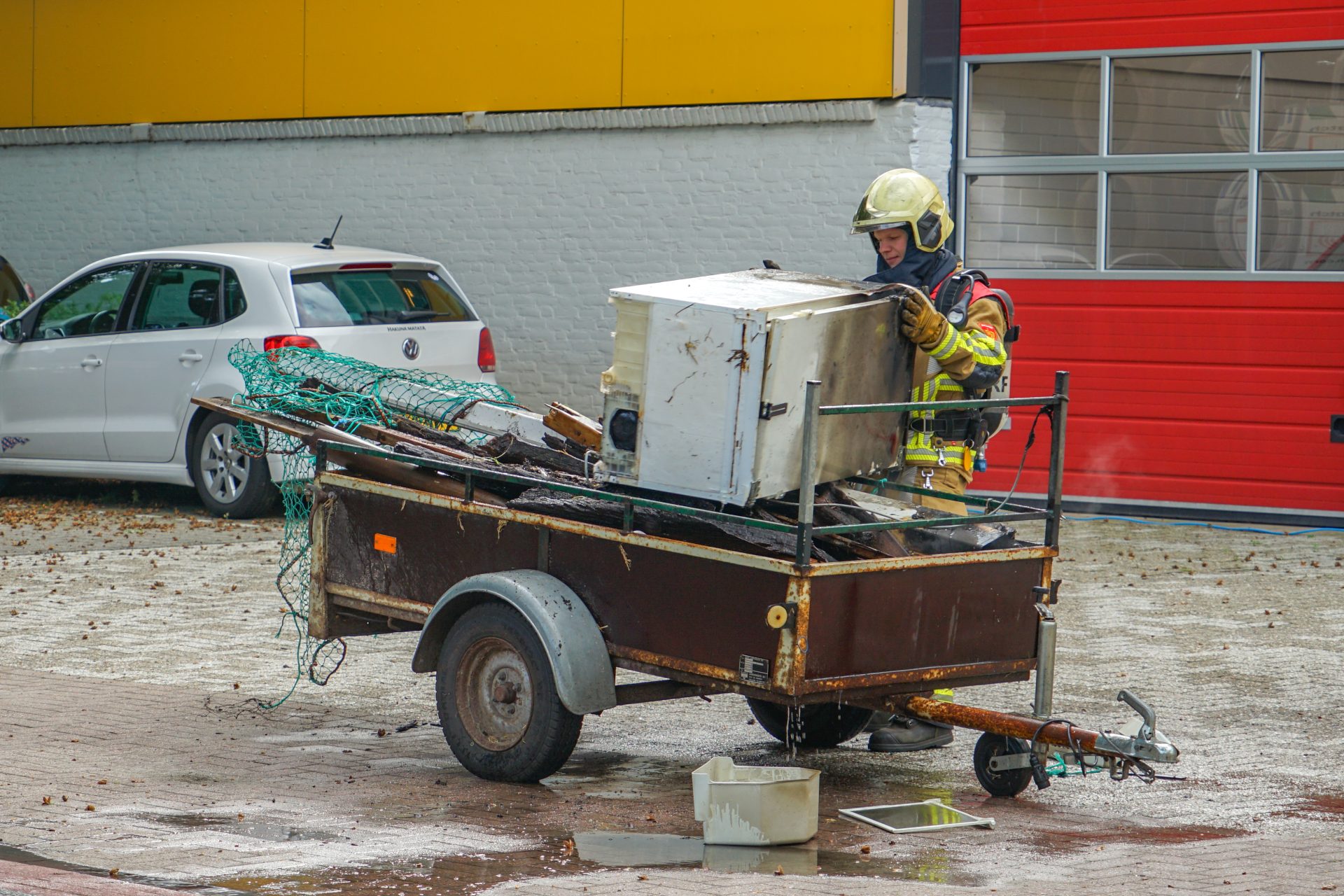 Man rijdt brandende aanhanger naar brandweerkazerne in Oosterwolde