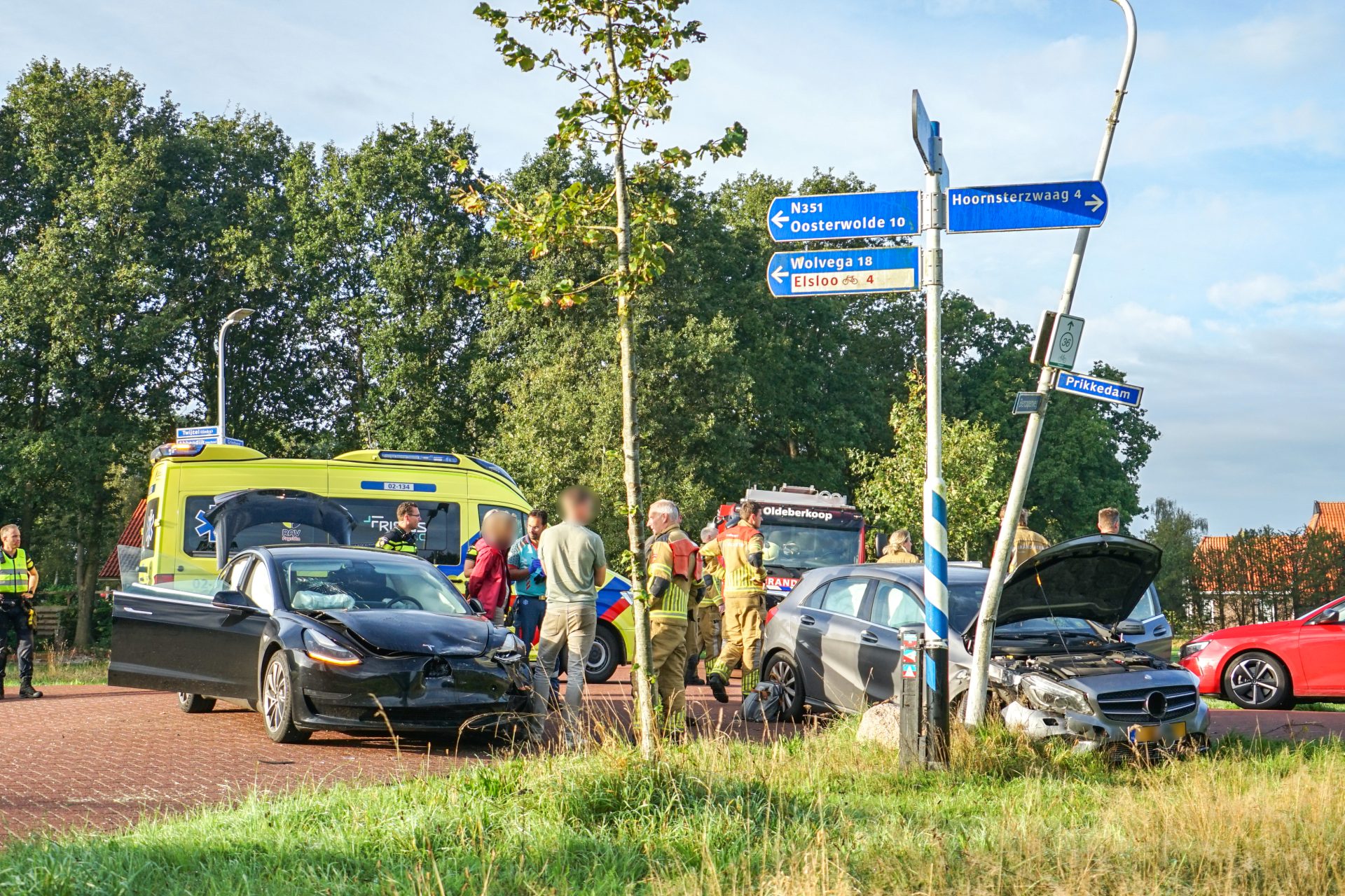 Botsing tussen twee auto’s op kruising Makkinga