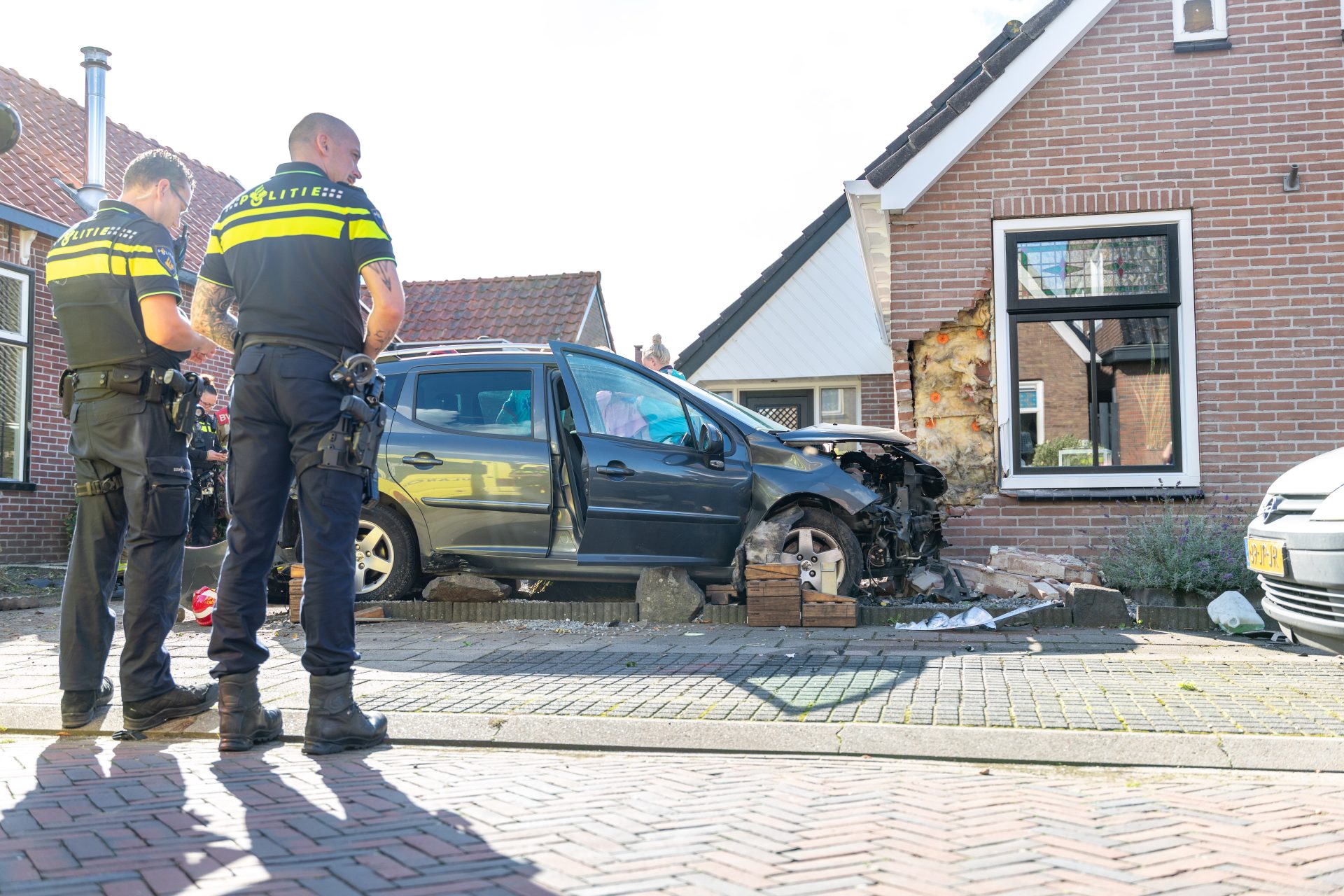Auto botst tegen woning in Wolvega