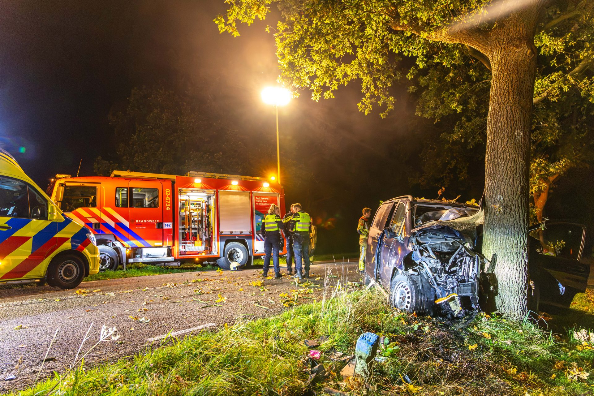 Man ernstig gewond na botsing tegen boom in Vinkega