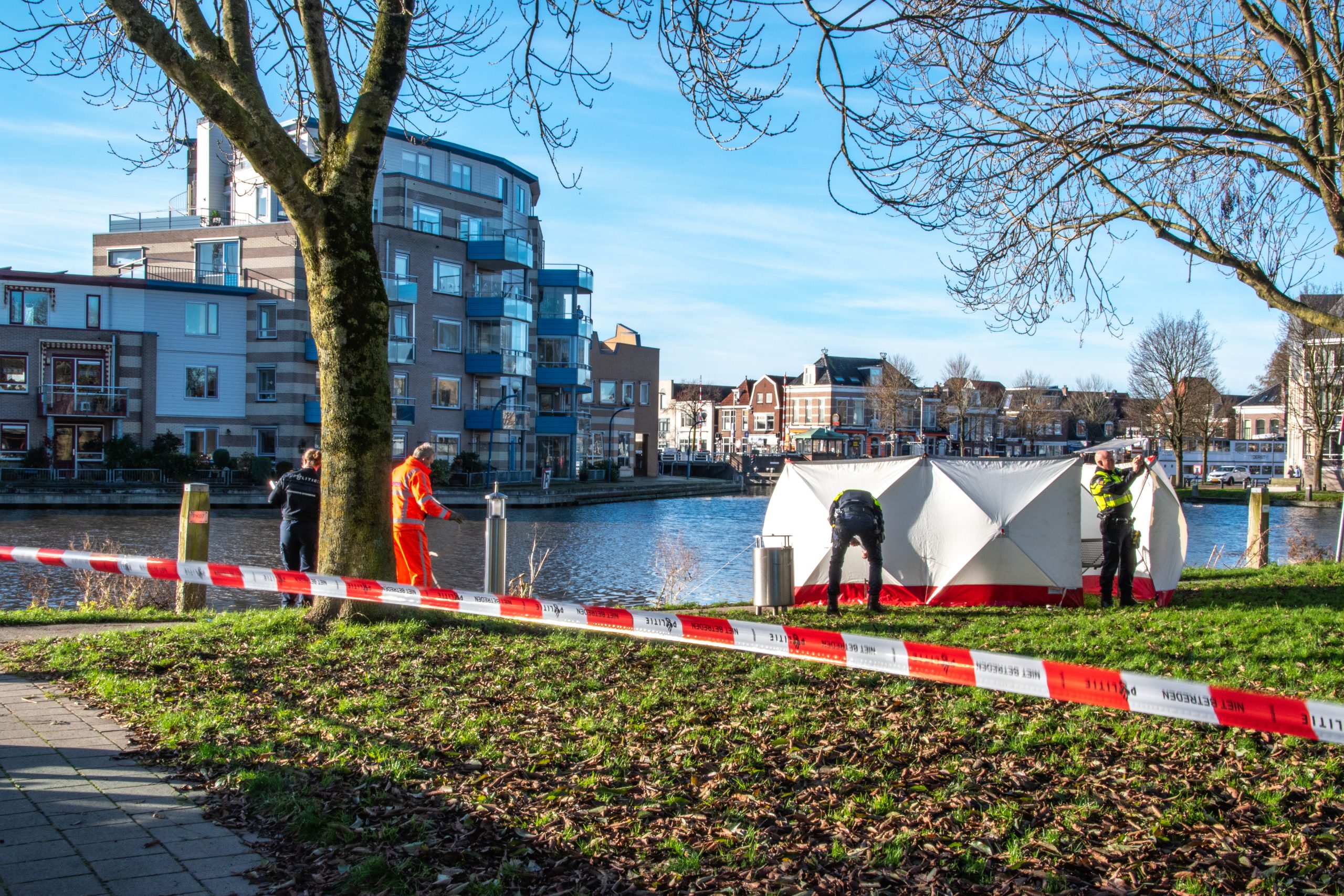 Scootmobiel te water in Sneek: bestuurder overleden