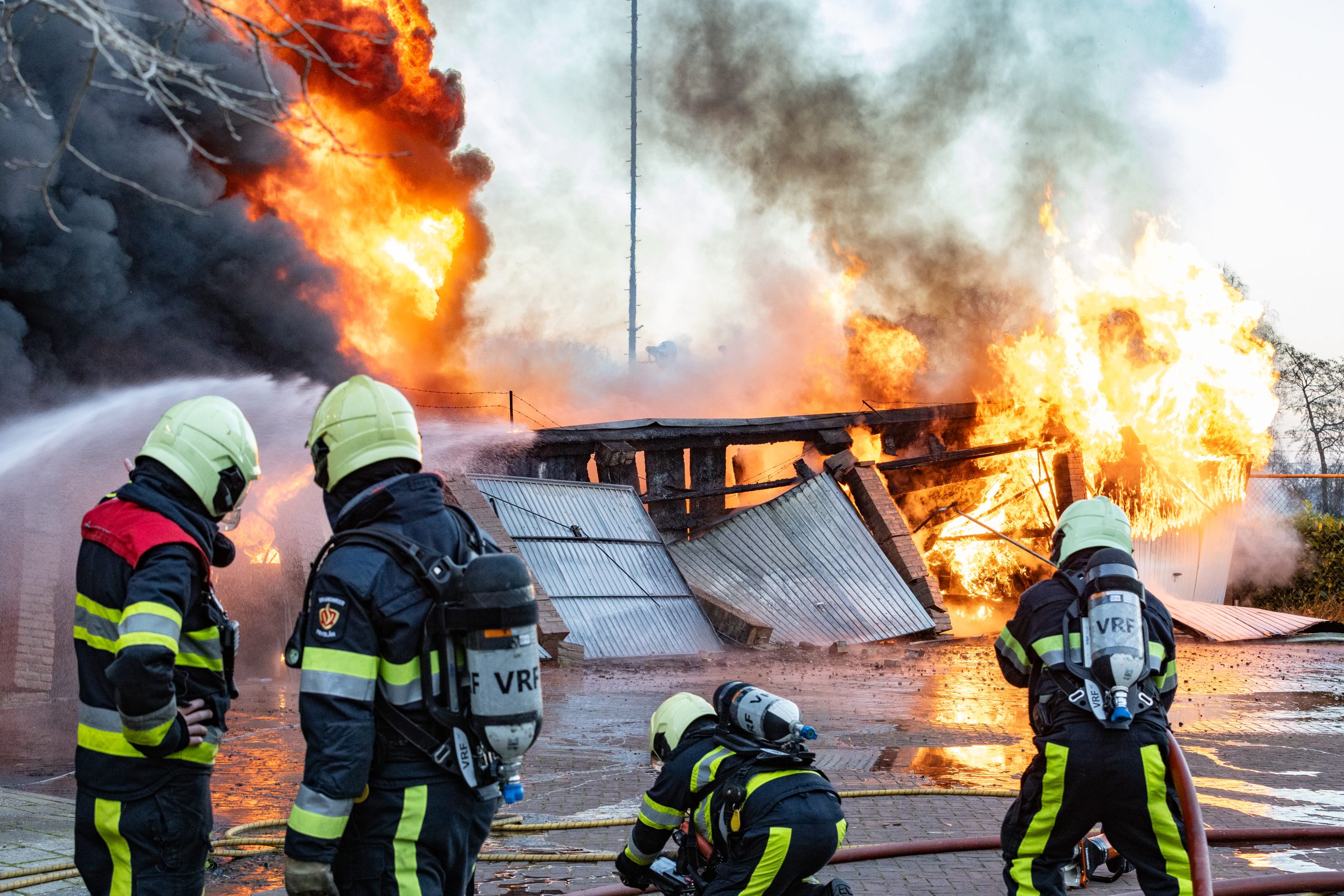 Grote brand verwoest garageboxen in Wolvega