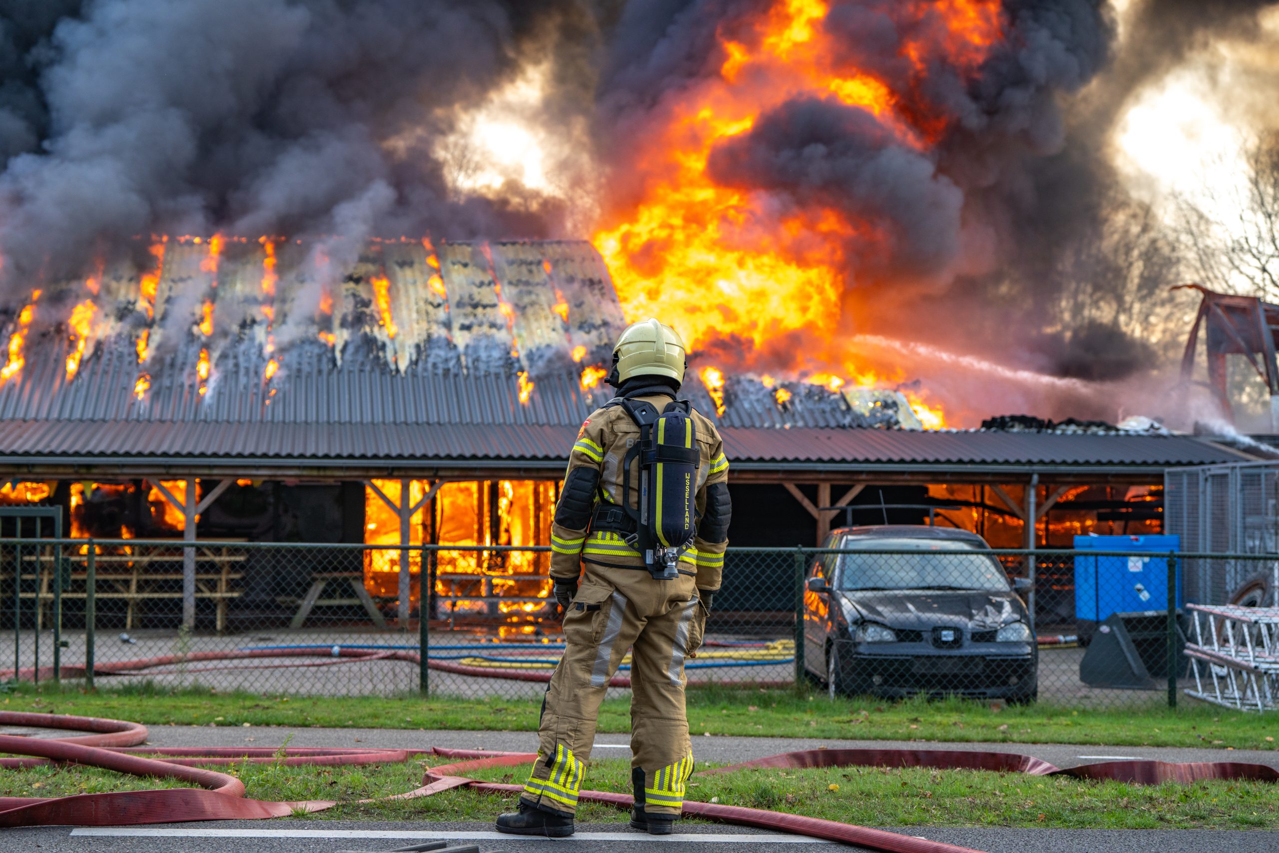 Grote brand legt schuur bij camping in de as in Paasloo