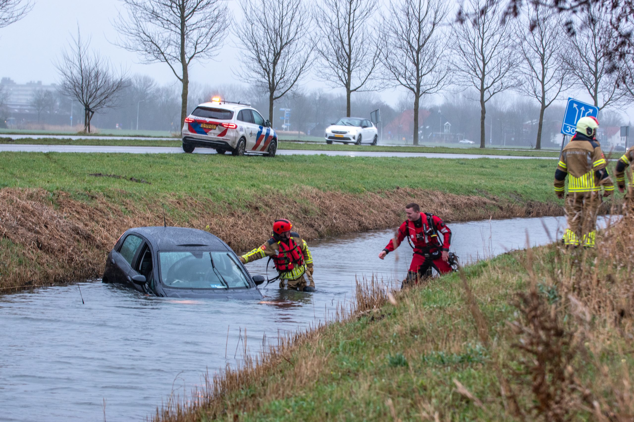 Vrouw raakt met auto te water in Sneek
