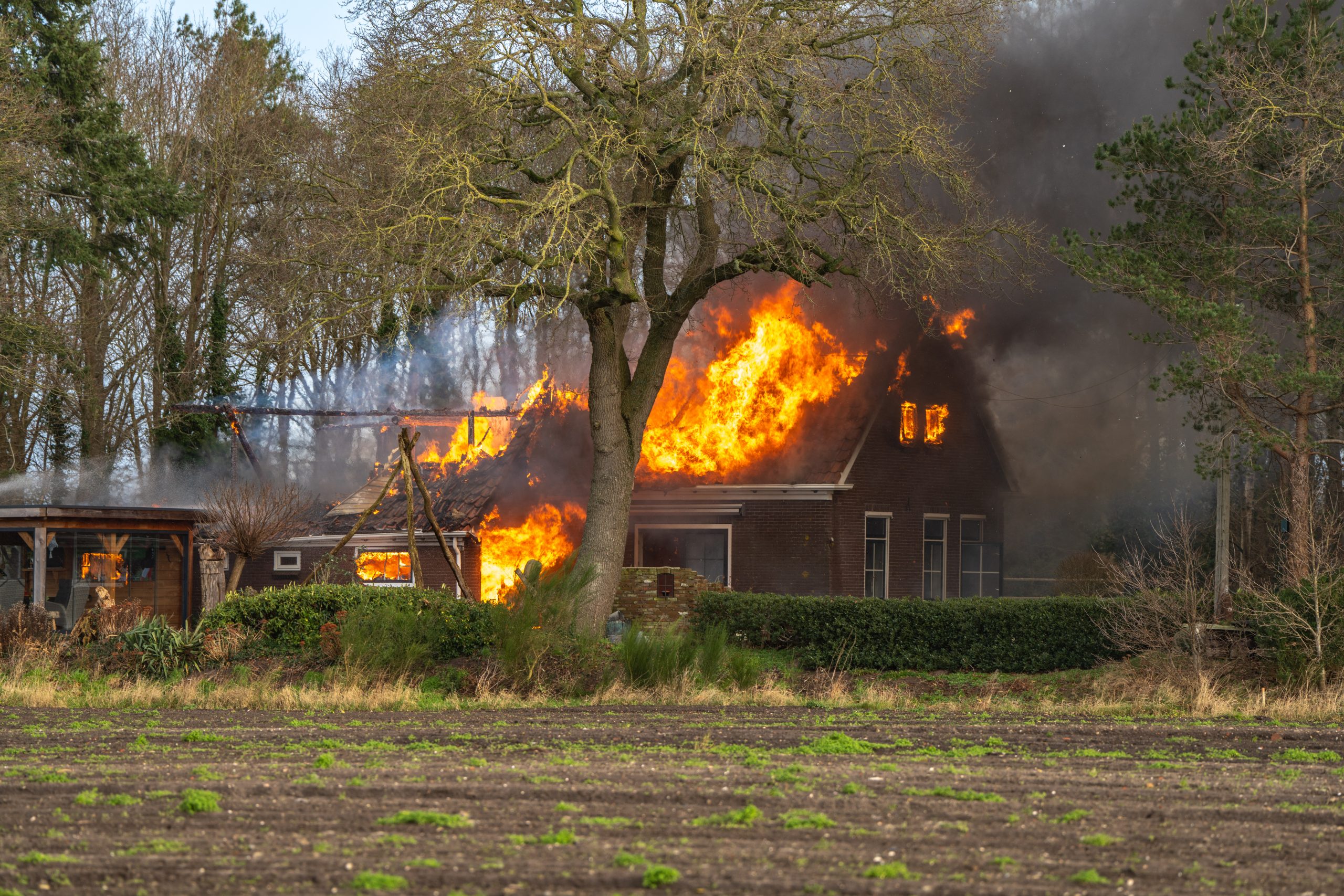 Zeer grote brand verwoest woonboerderij Steggerda
