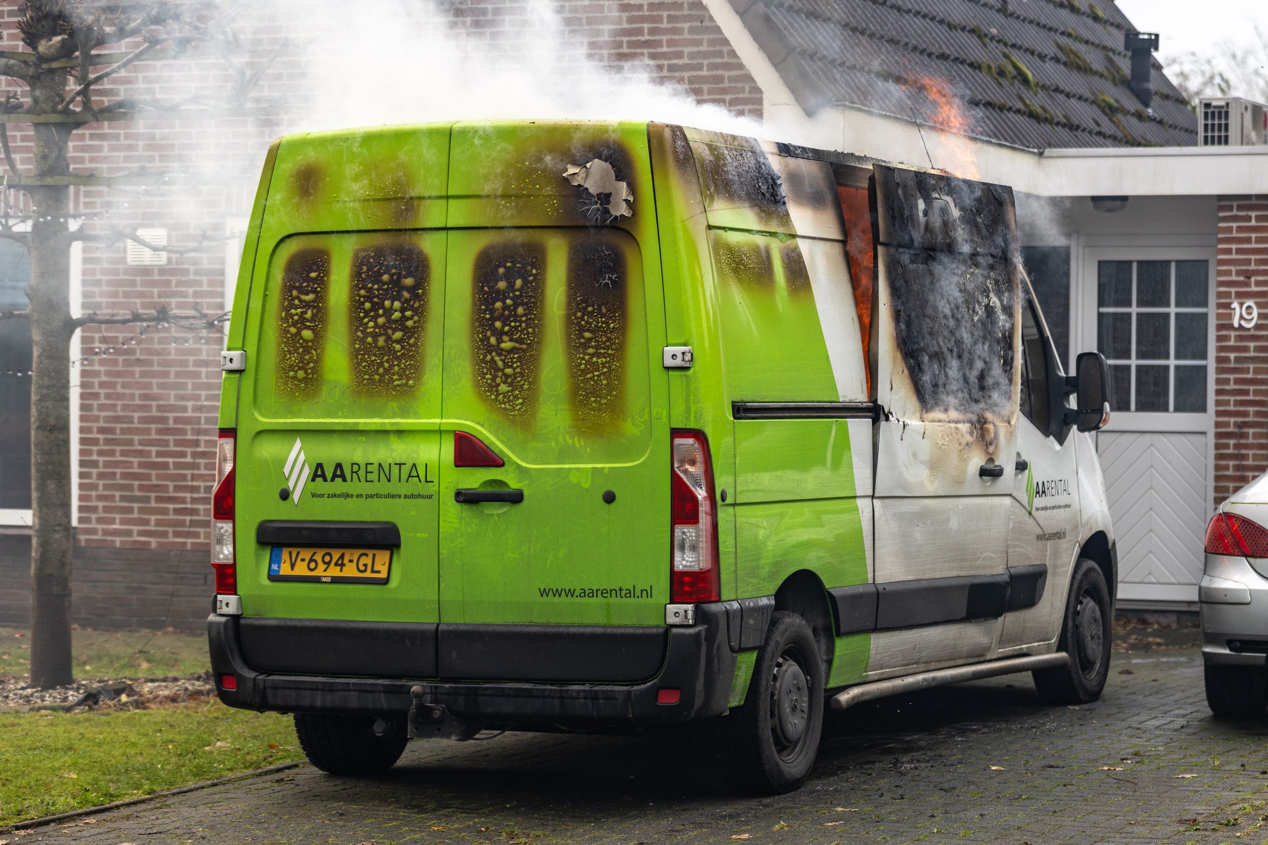 Bestelbus brandt uit op oprit van woning