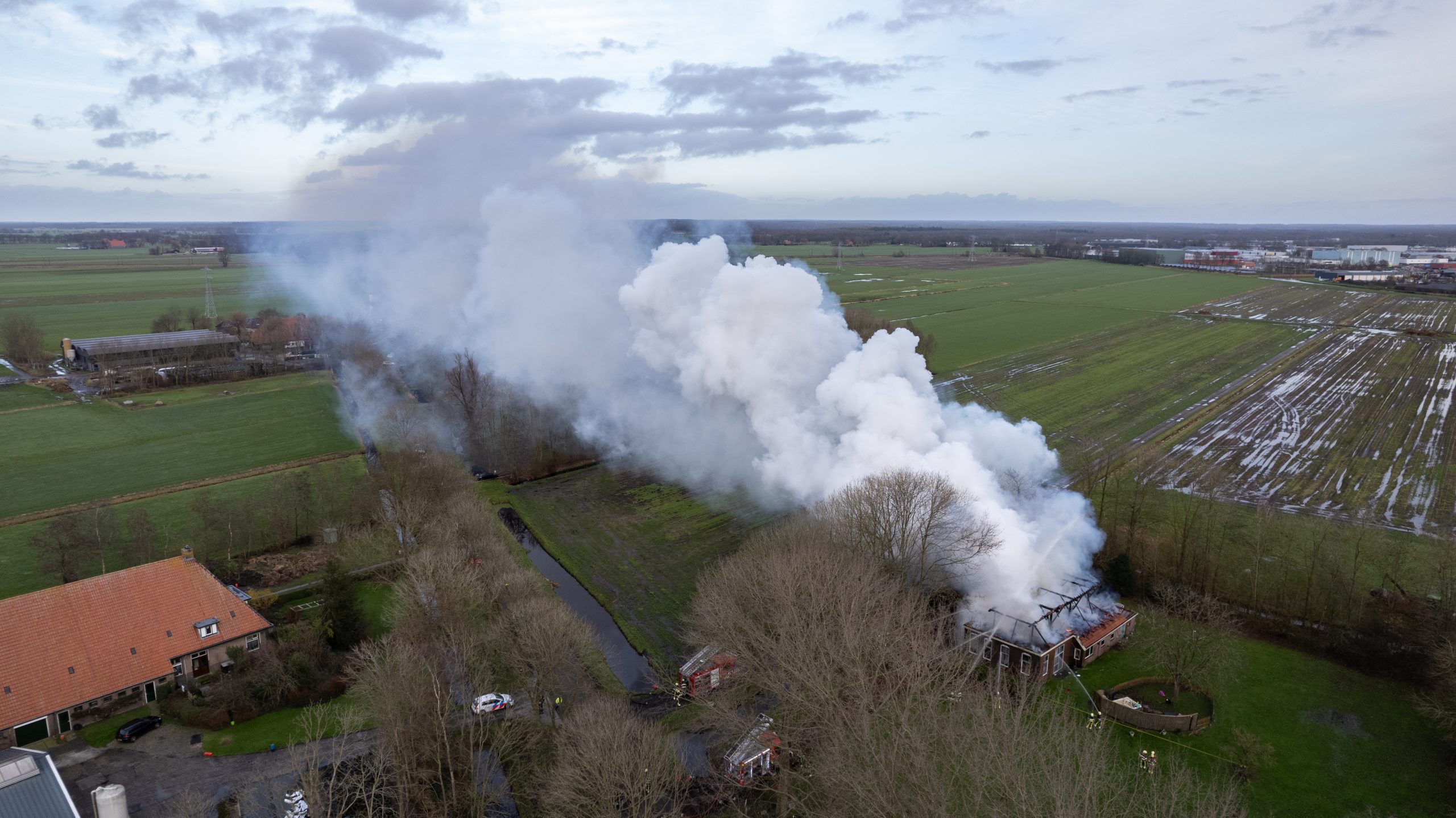 Uitslaande brand verwoest woonboerderij in Nijelamer