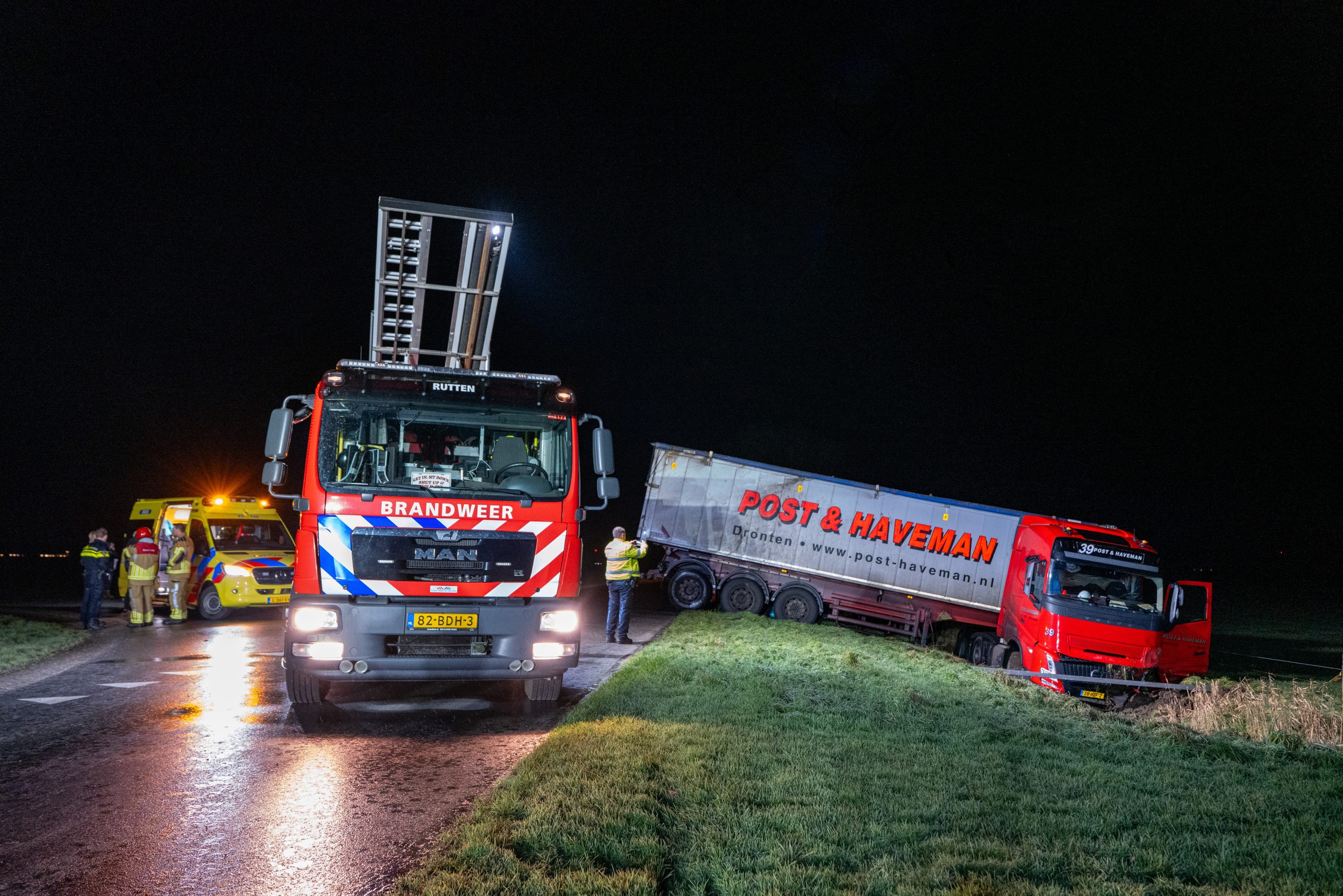 Vrachtwagen raakt van de weg bij Rutten