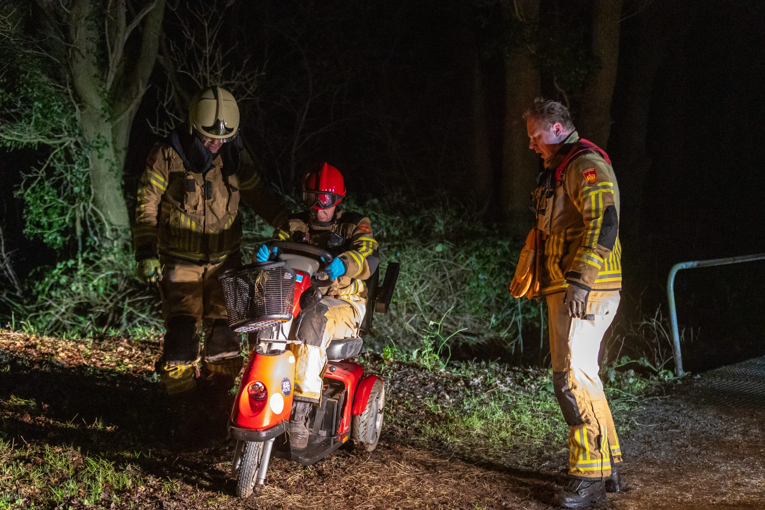 Vrouw raakt met scootmobiel te water en raakt gewond