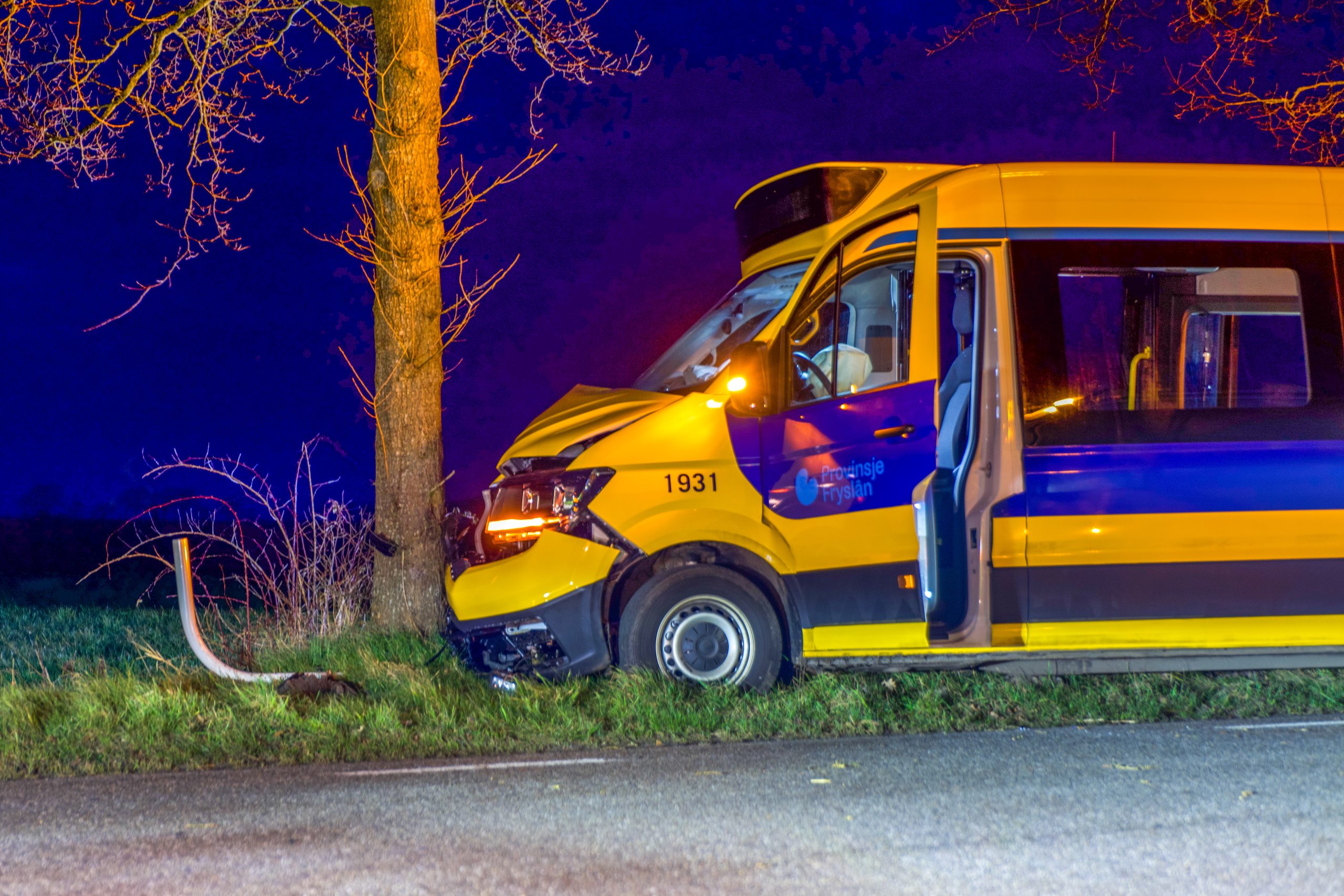 Passagiersbus botst tegen boom bij Hemelum
