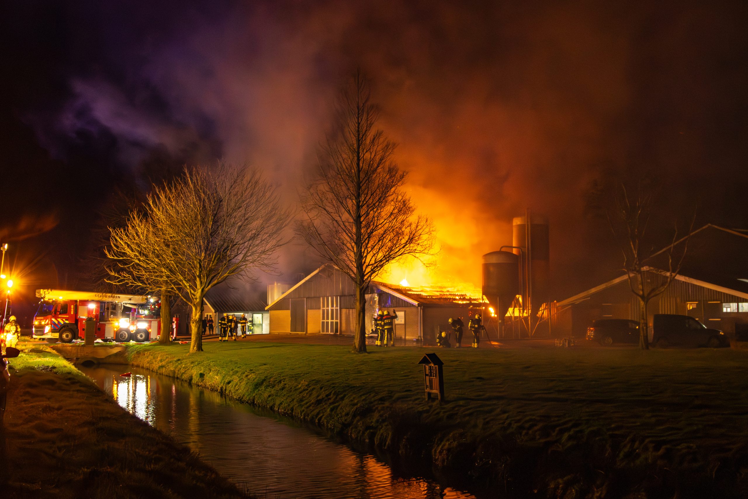 Grote brand beschadigd schuur in Aldeboarn