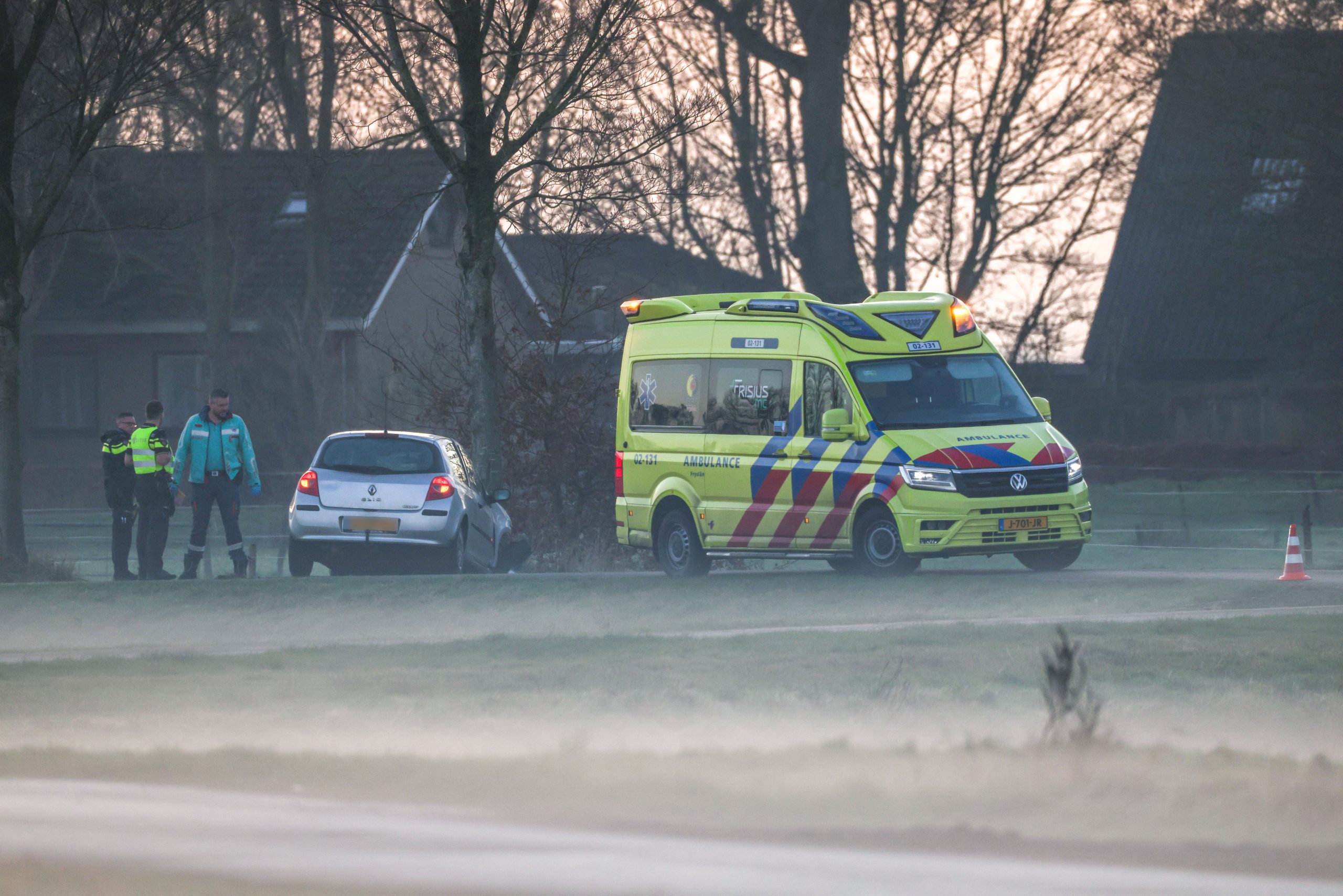 Auto botst tegen boom bij Suwald