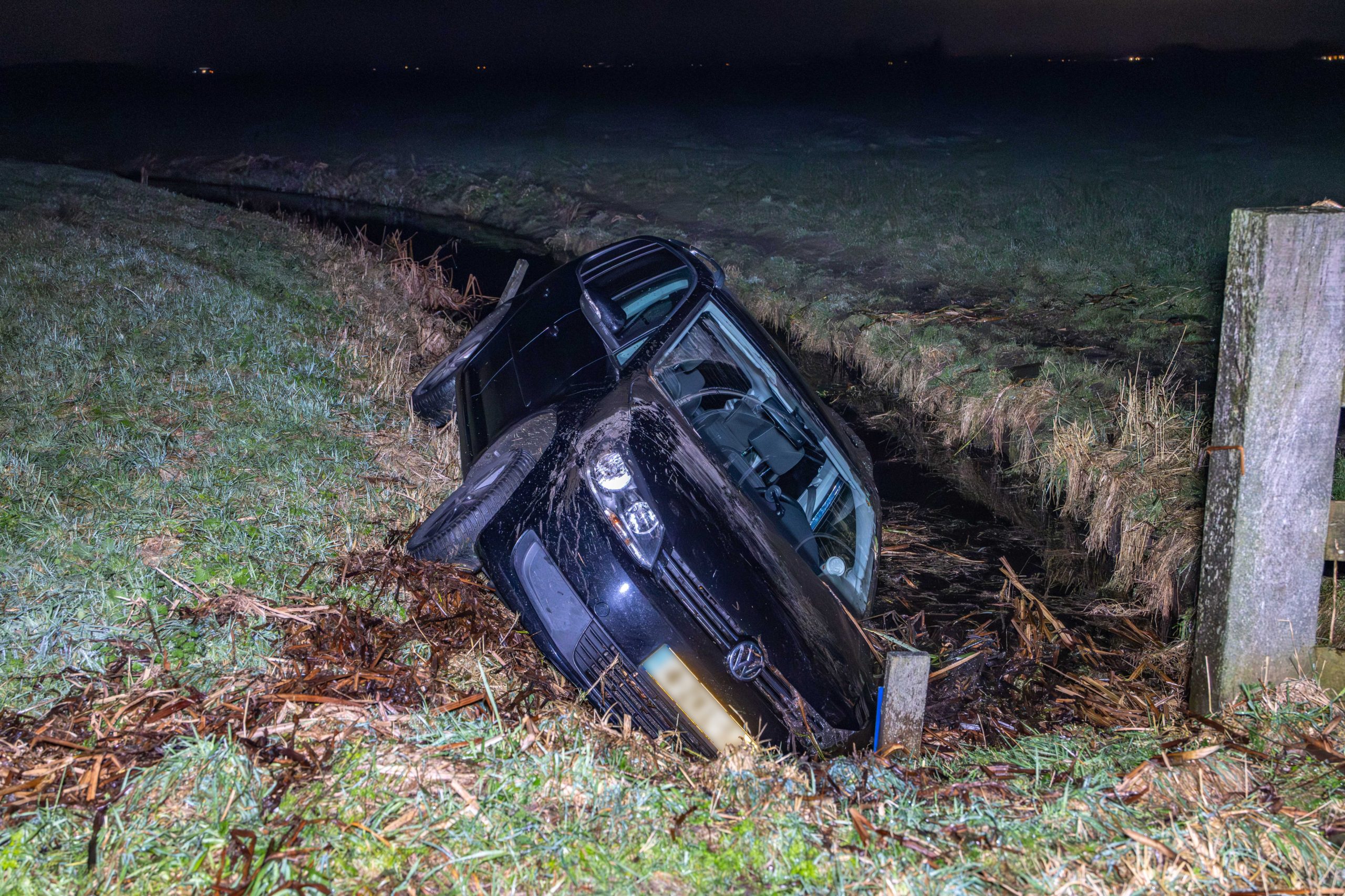Auto van de weg door gladheid bij Nes