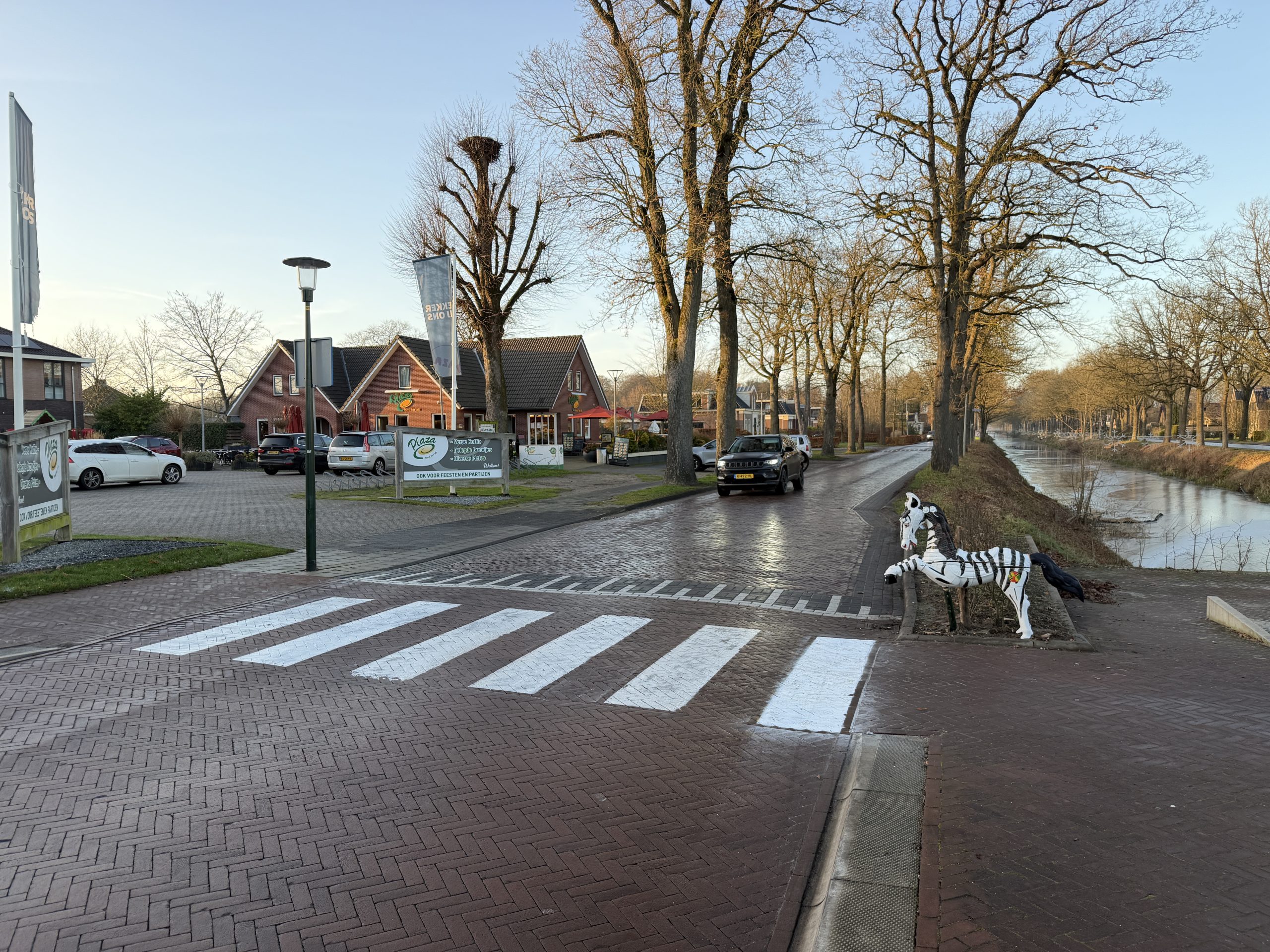 Bakkeveen kijkt verrast op van nieuw zebrapad