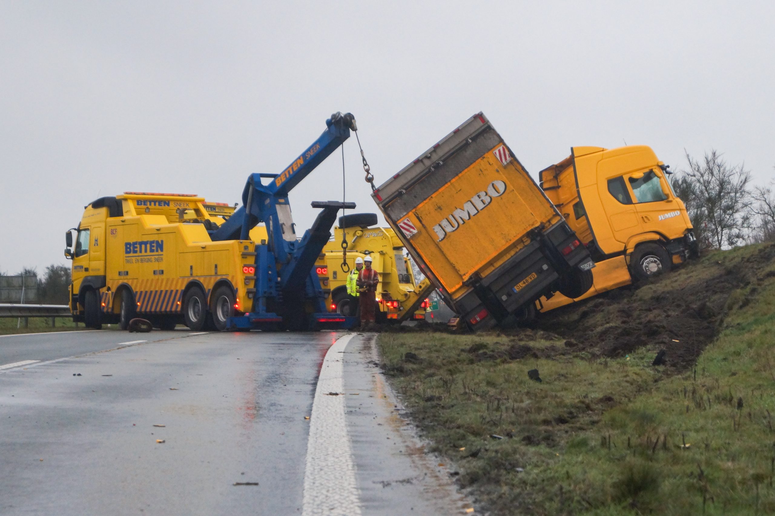 Vrachtwagen schaart na uitwijken voor auto N356