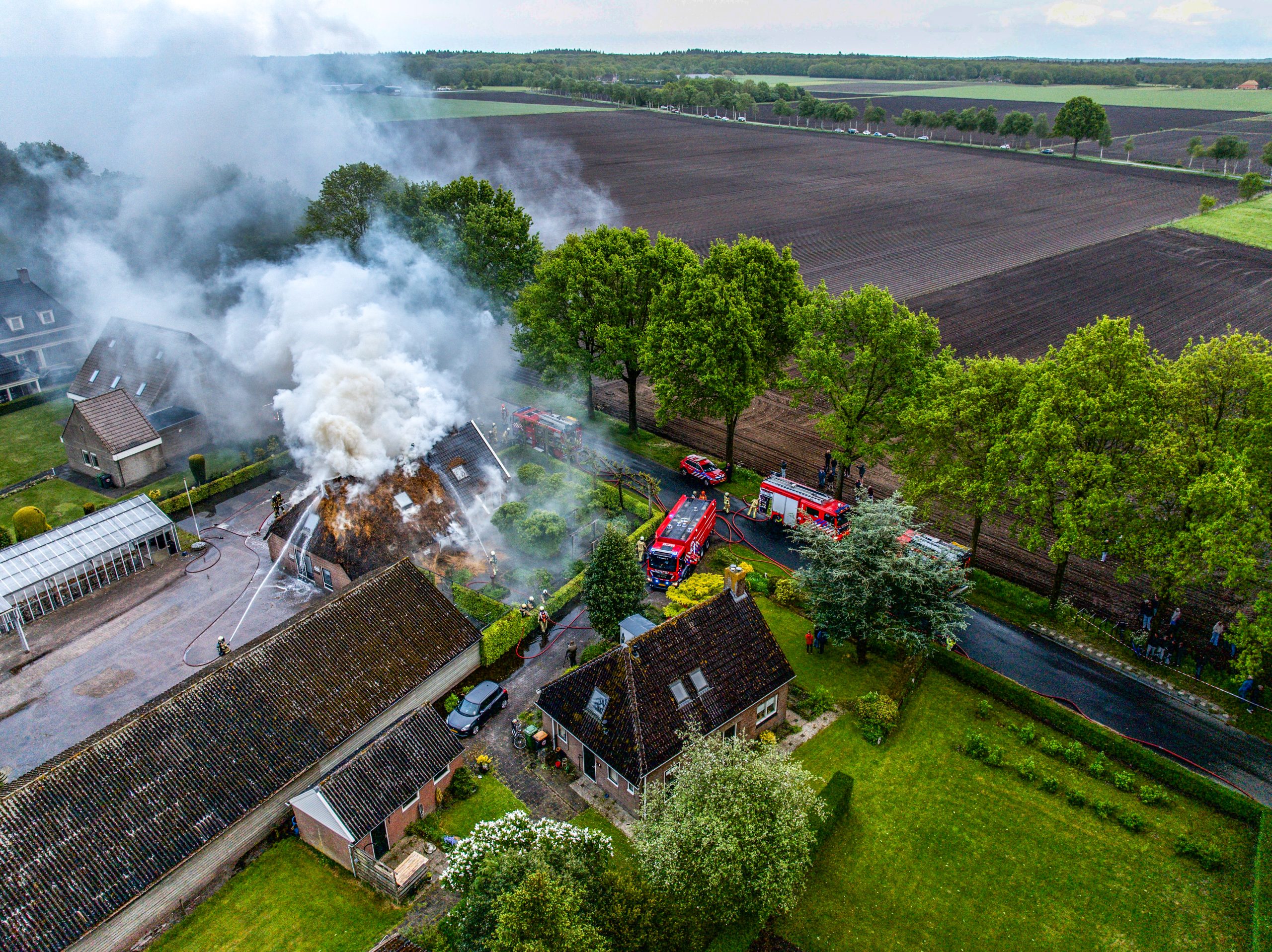 Grote brand legt rietgedekte woonboerderij in de as in Dwingeloo