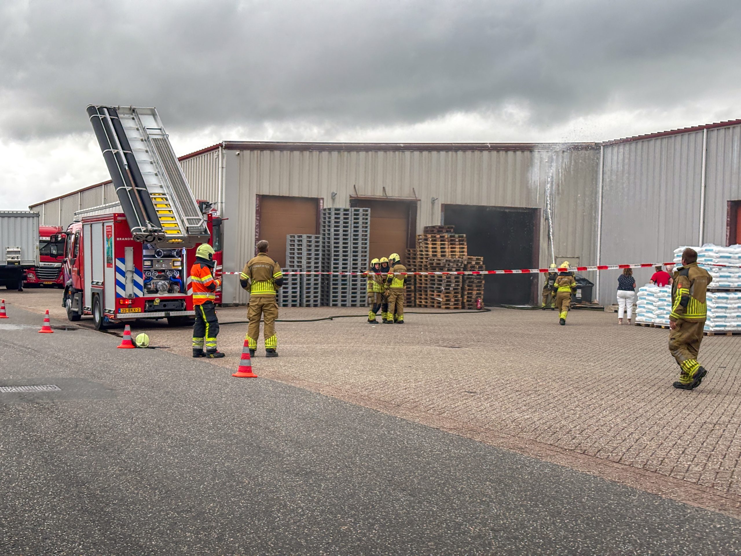 Brand in loods van transportbedrijf in Menaam
