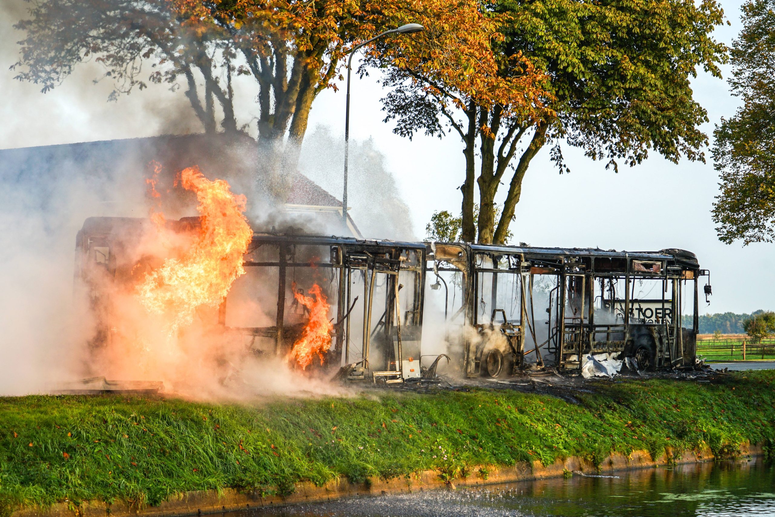 Lijnbus verloren bij felle brand N371 Hoogersmilde