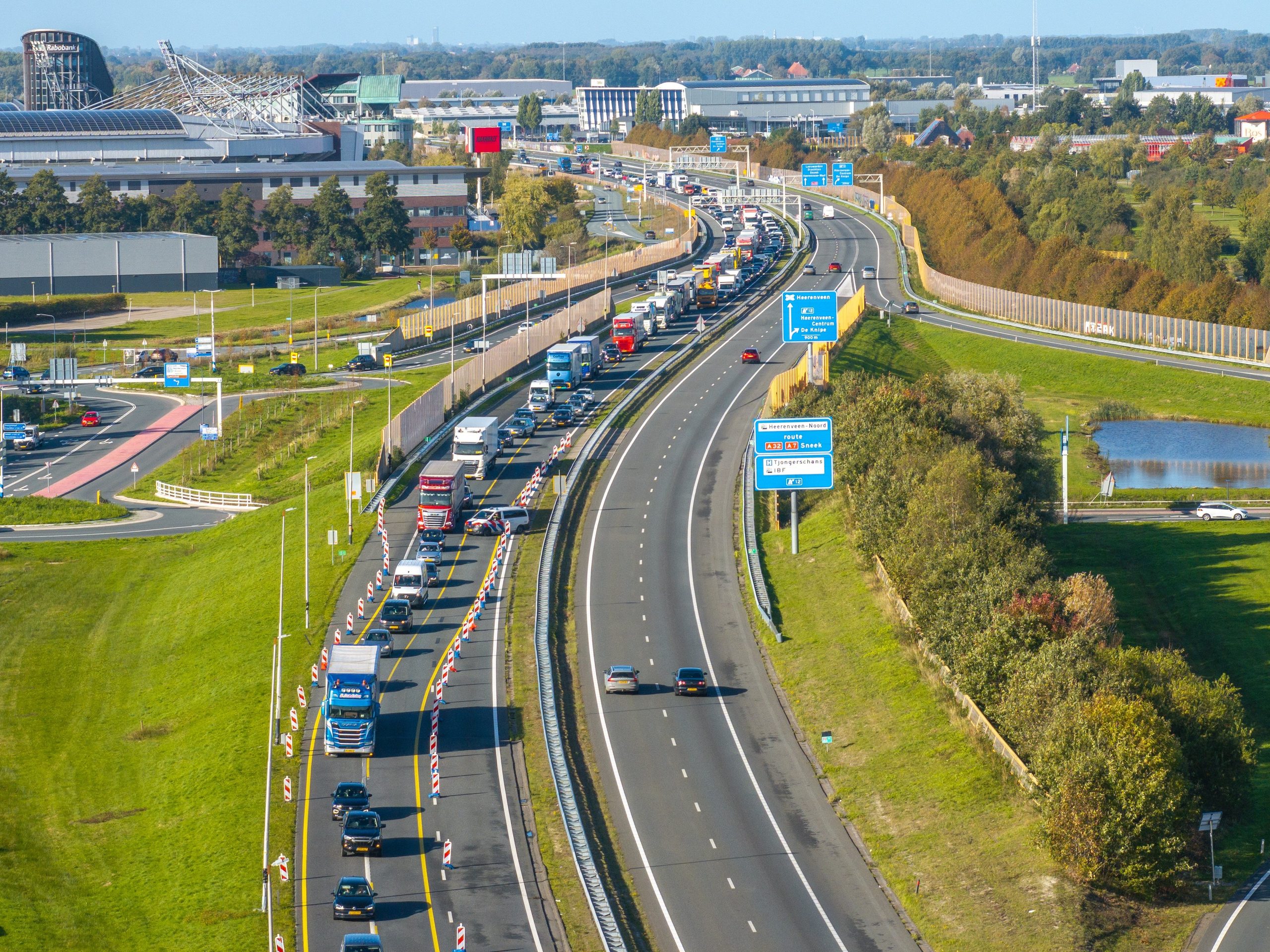 Camper en auto botsen op A32 bij Heerenveen